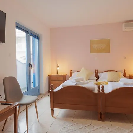 Lumar Bed & Breakfast *